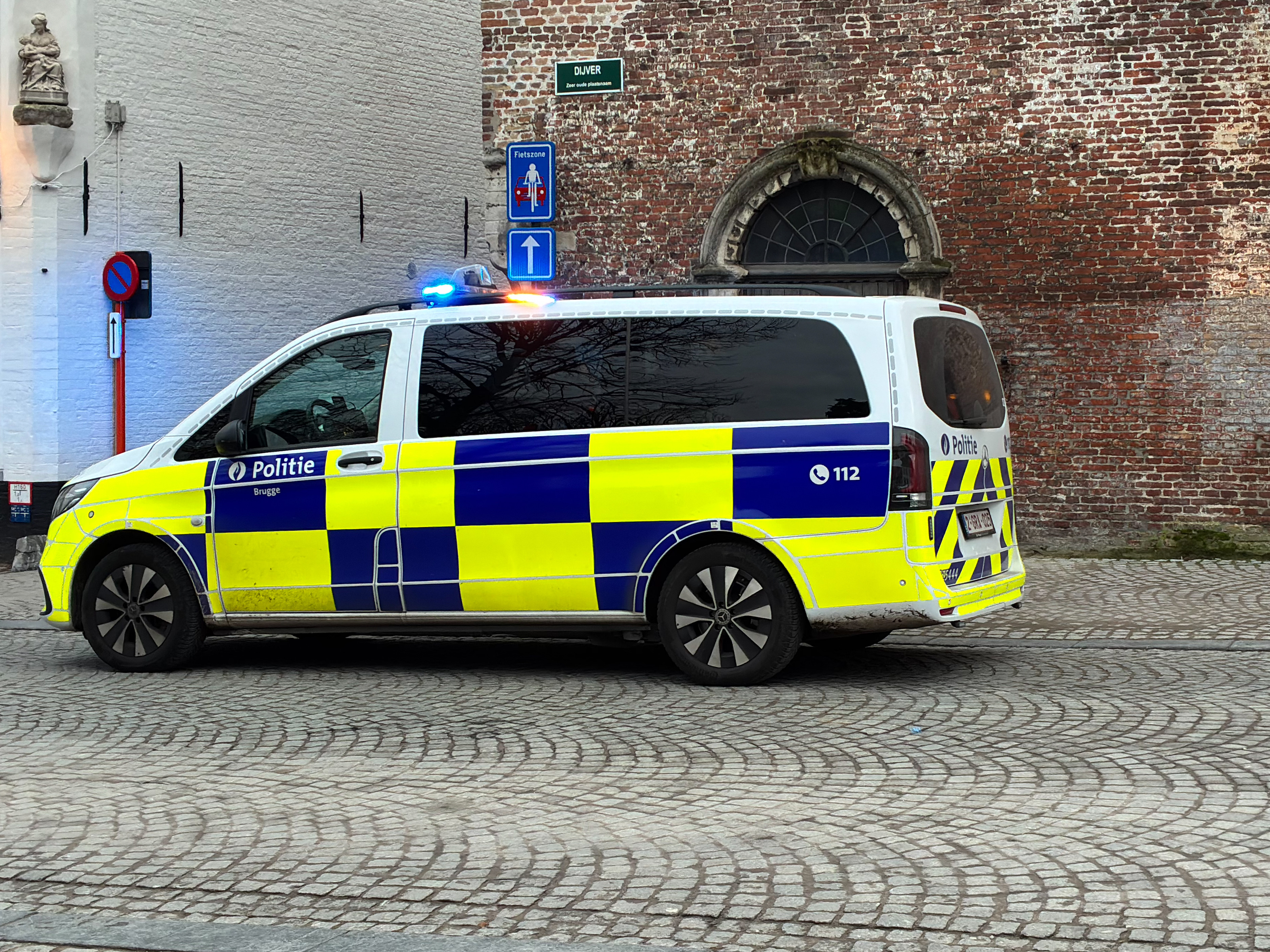 Un copil de 12 ani a fost prins la volan de polițiștii din Belgia. Tatăl băiatului: „L-am lăsat pe el că eu băusem mult”