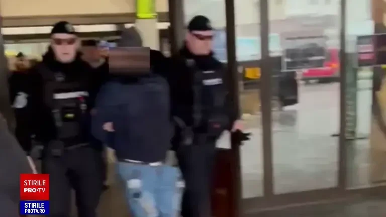 Un bărbat din Bacău a vrut să urce în tren cu un cuțit și un spray lacrimogen. El a fost oprit la timp de polițiști