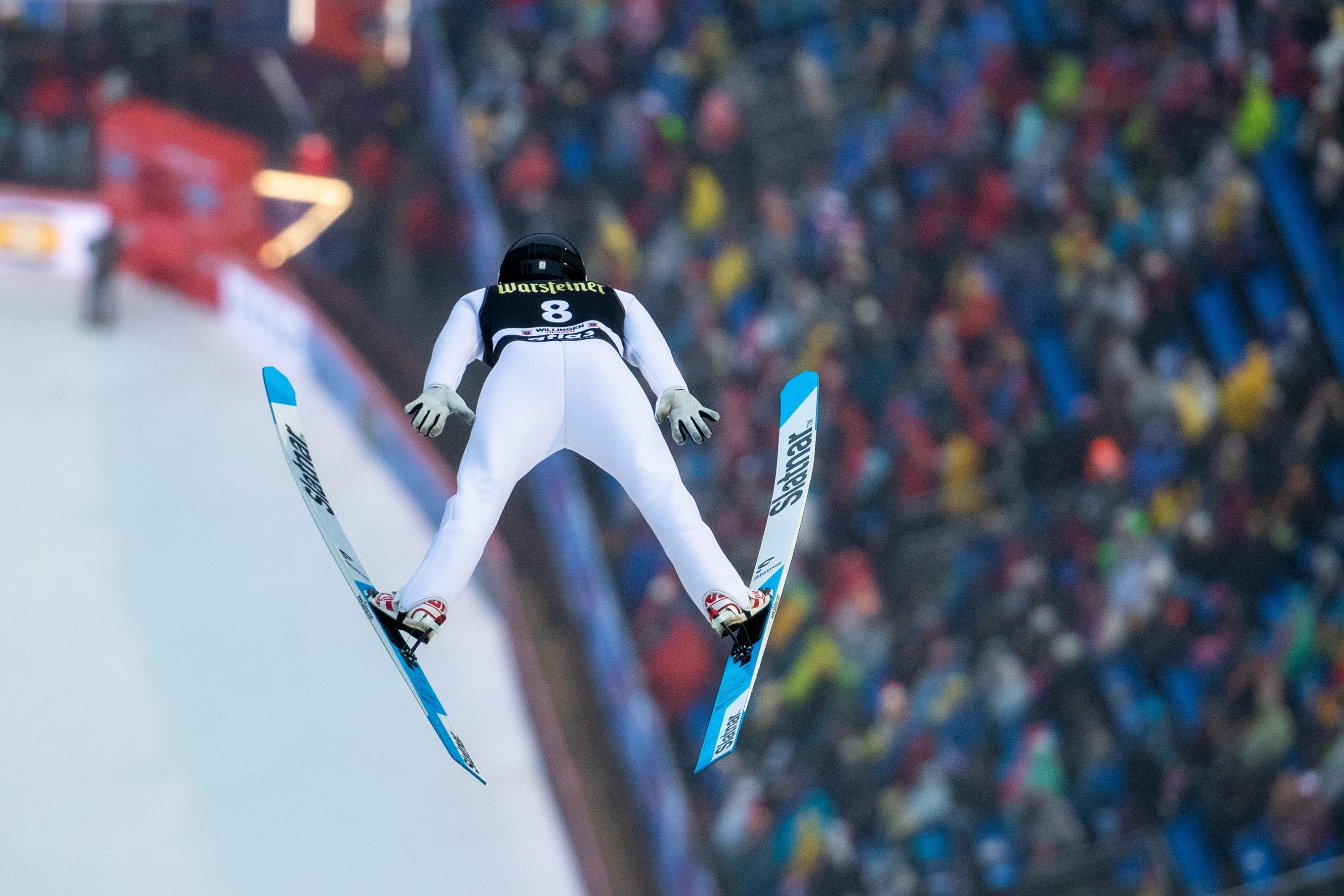 Mărirea organelor genitale, inclusiv prin prezervative cu silicon, pentru a trișa la săriturile cu schiuri