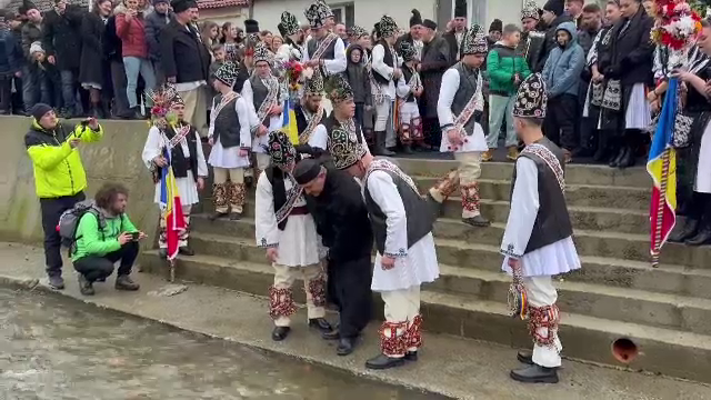 Ce fac localnicii din Tălmăcel de Sf. Ioan ca să le meargă bine în 2026. Obicei vechi de 100 de ani