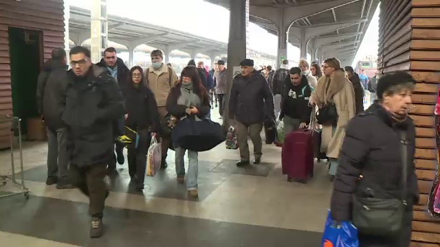 Trenurile au revenit pline cu turiști, în București. Priveliștea dezolantă din Gara de Nord