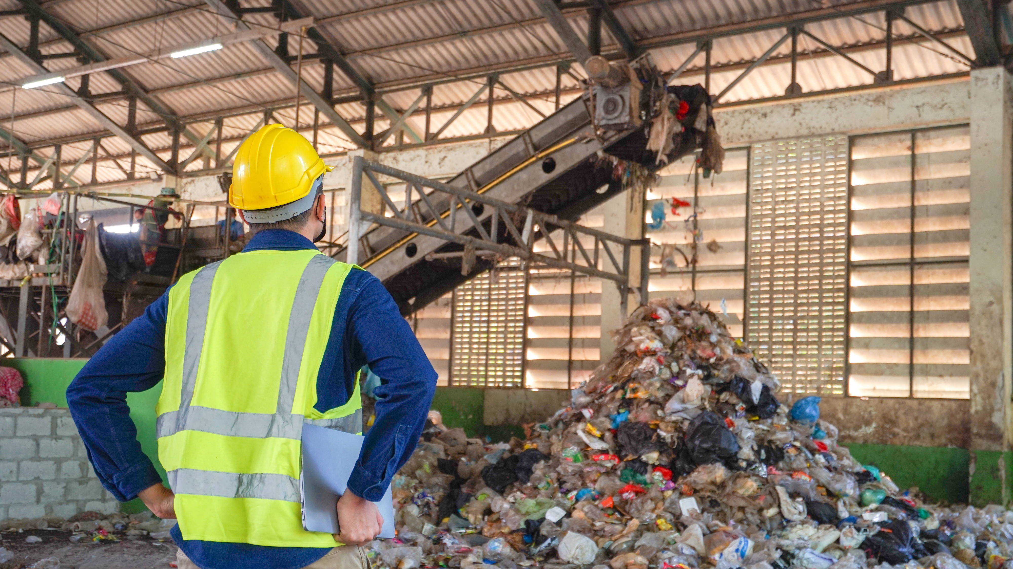 Inteligența artificială transformă reciclarea. Roboții încep să preia munca murdară și prost plătită