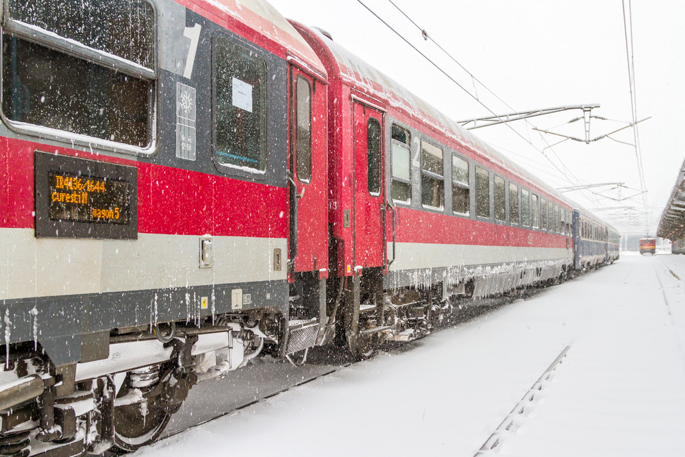 Ninsorile puternice afectează circulația feroviară. Trenul București-Curtici are o întârziere de peste patru ore