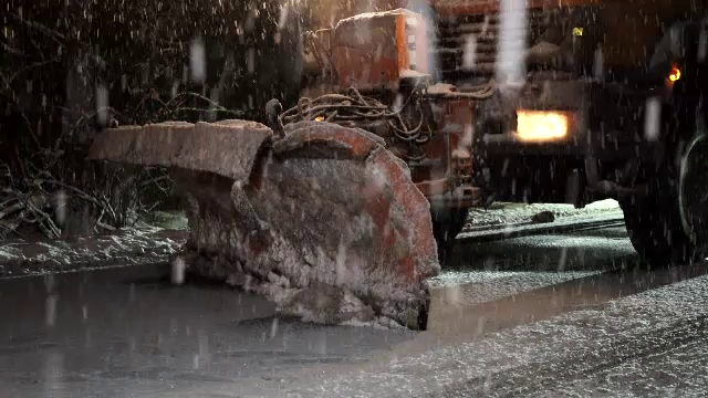 Bilanț IGSU: 15 județe afectate de ninsori. Copaci doborâți, inundații și peste 1.000 de oameni fără energie electrică