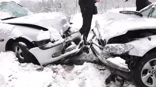Jumătate din România este sub zăpadă. Val de accidente din cauza vremii. Drumurile curățate se înzăpezesc la loc