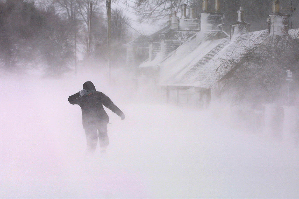 „Bombă meteorologică”. A fost emisă o avertizare de Cod roșu în Franța și Anglia. Rafalele furtunii ajung la 160 km/h
