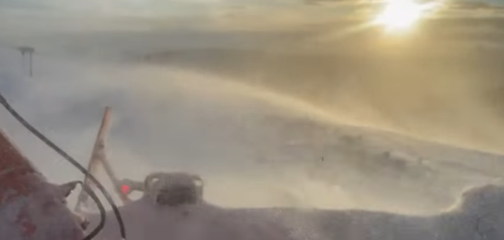 Imagini inedite cu deszăpezirea de la Rânca. Ce vede prin parbriz șoferul unei autofreze de mare capacitate. VIDEO