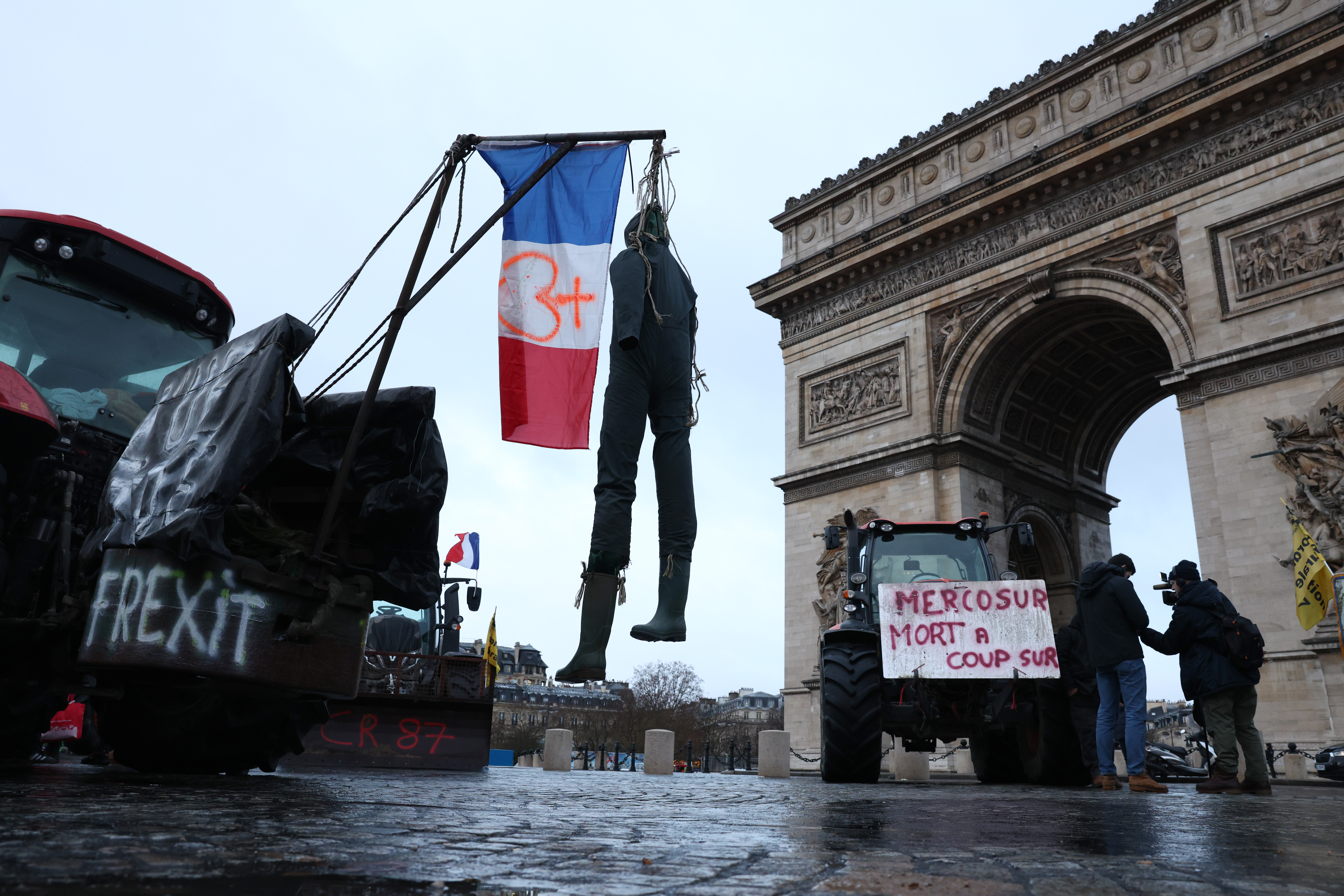 Proteste în Franța. Fermierii au „paralizat” Parisul, nemulțumiți de acordul comercial Mercosur: „Suntem disperați”