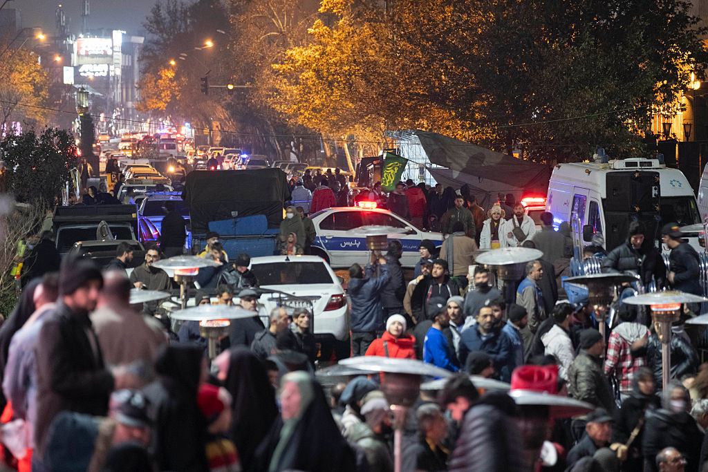 Protestele au erupt în Teheran, la apelul prințului moștenitor aflat în exil. Internetul şi telefonia au fost tăiate