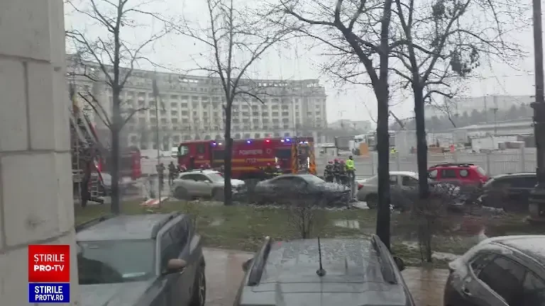 Incendiu la sediul Ministerului Finanţelor. A ars o parte din acoperişul clădirii. Angajaţii nu au fost evacuaţi