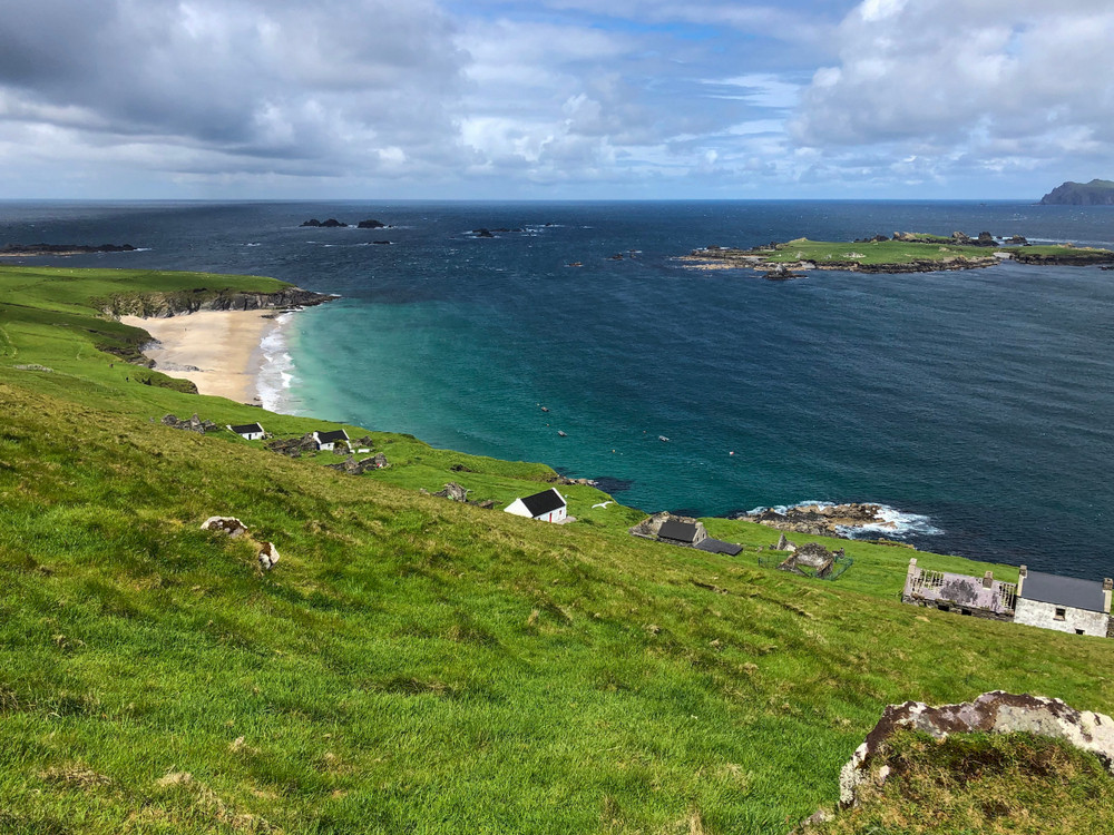 O insulă pustie angajează doi oameni pe o perioadă de 7 luni și asigură mâncare și cazare. Există însă o condiție