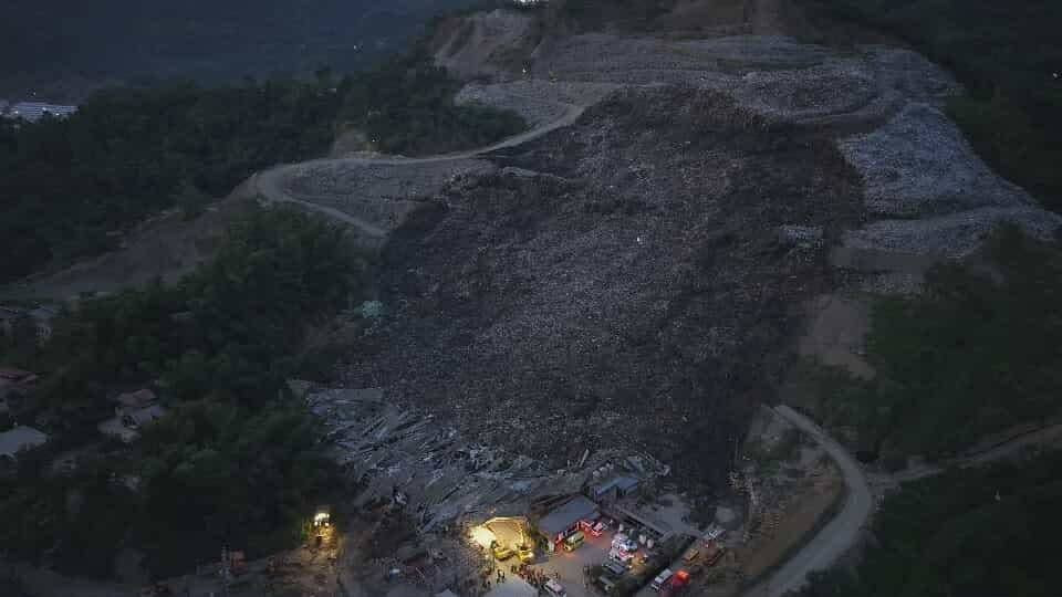 Un „munte” de gunoaie s-a prăbușit într-un oraș din Filipine, 100 de oameni au fost îngropați de vii | FOTO & VIDEO