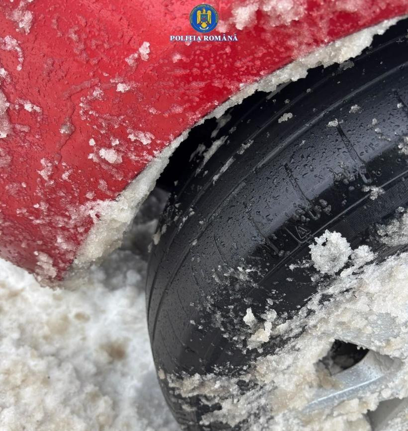 O șoferiță din Alba Iulia a fost prinsă conducând cu anvelope de vară pe autostrada acoperită de zăpadă și a fost sancționată