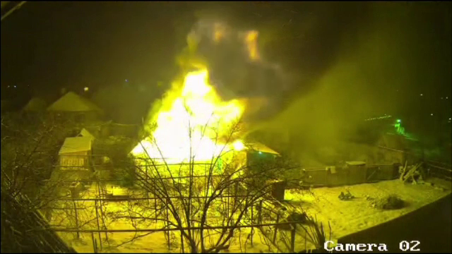 O familie a rămas pe străzi, în plină iarnă. Cele două case în care locuiau au fost distruse într-un incendiu