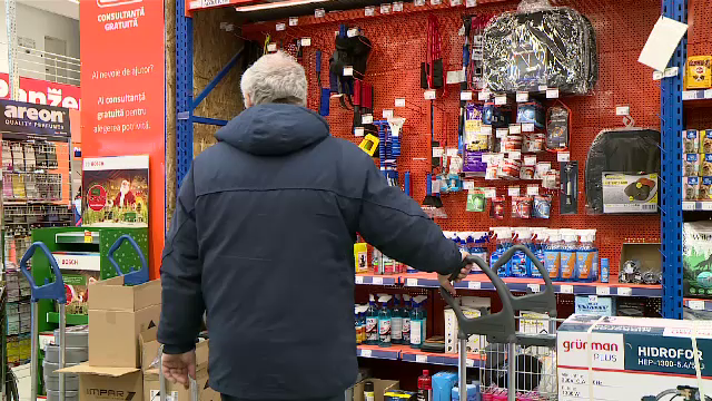 Ce au început să cumpere românii după ce au venit ninsorile și gerul. Au golit rafturile: „Da, le luam pe toate”