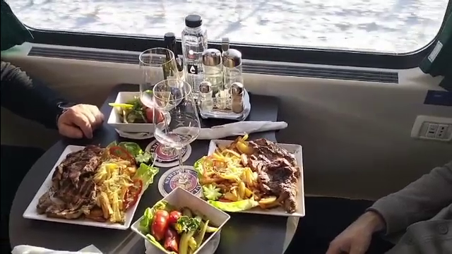 Singurul tren cu vagon-restaurant care circulă în România. Cât costă un meniu
