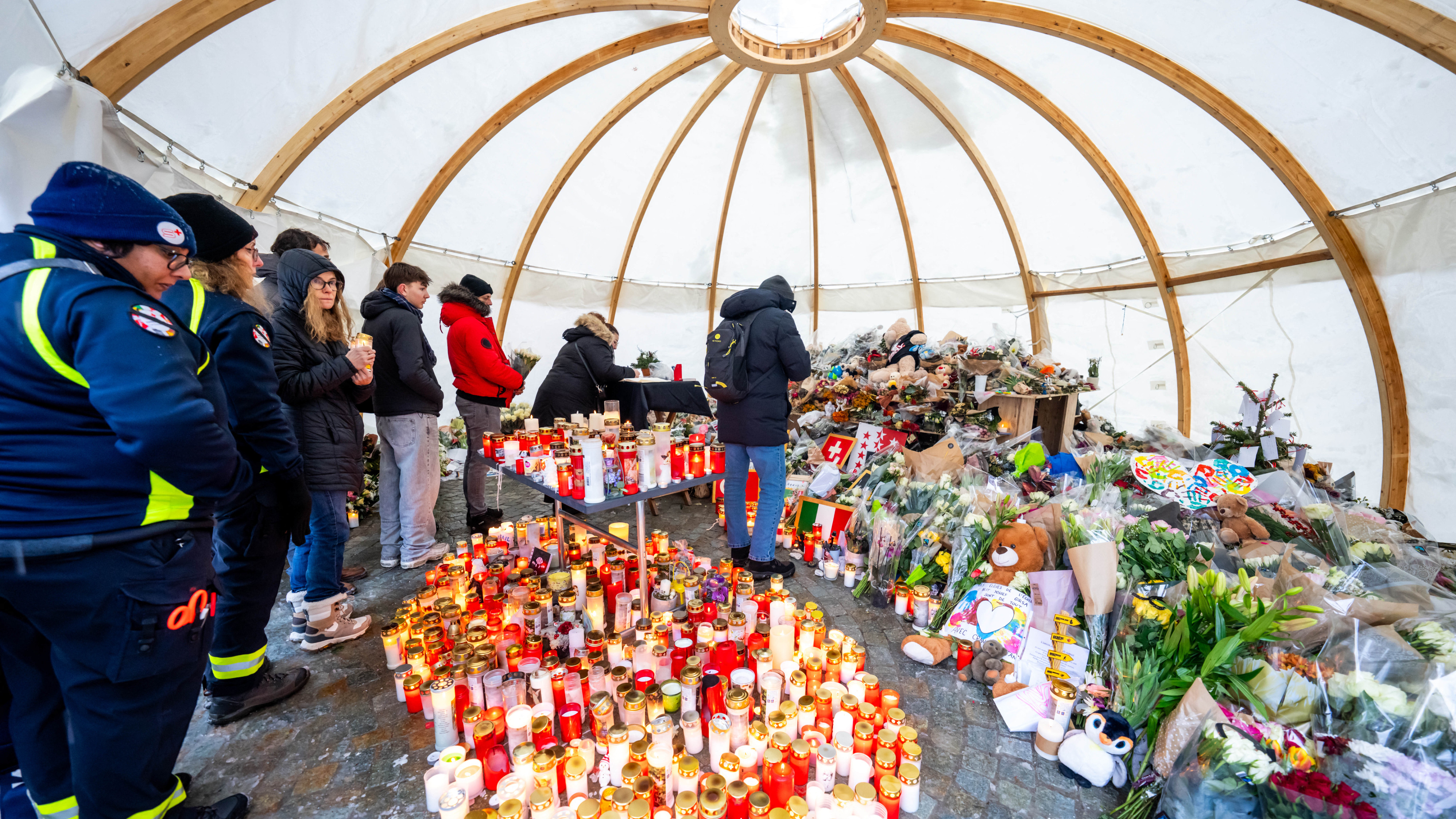 Patronii barului din Elveția unde au murit 40 de oameni, arestați. Unul ar fi fugit cu încasările în noaptea tragediei