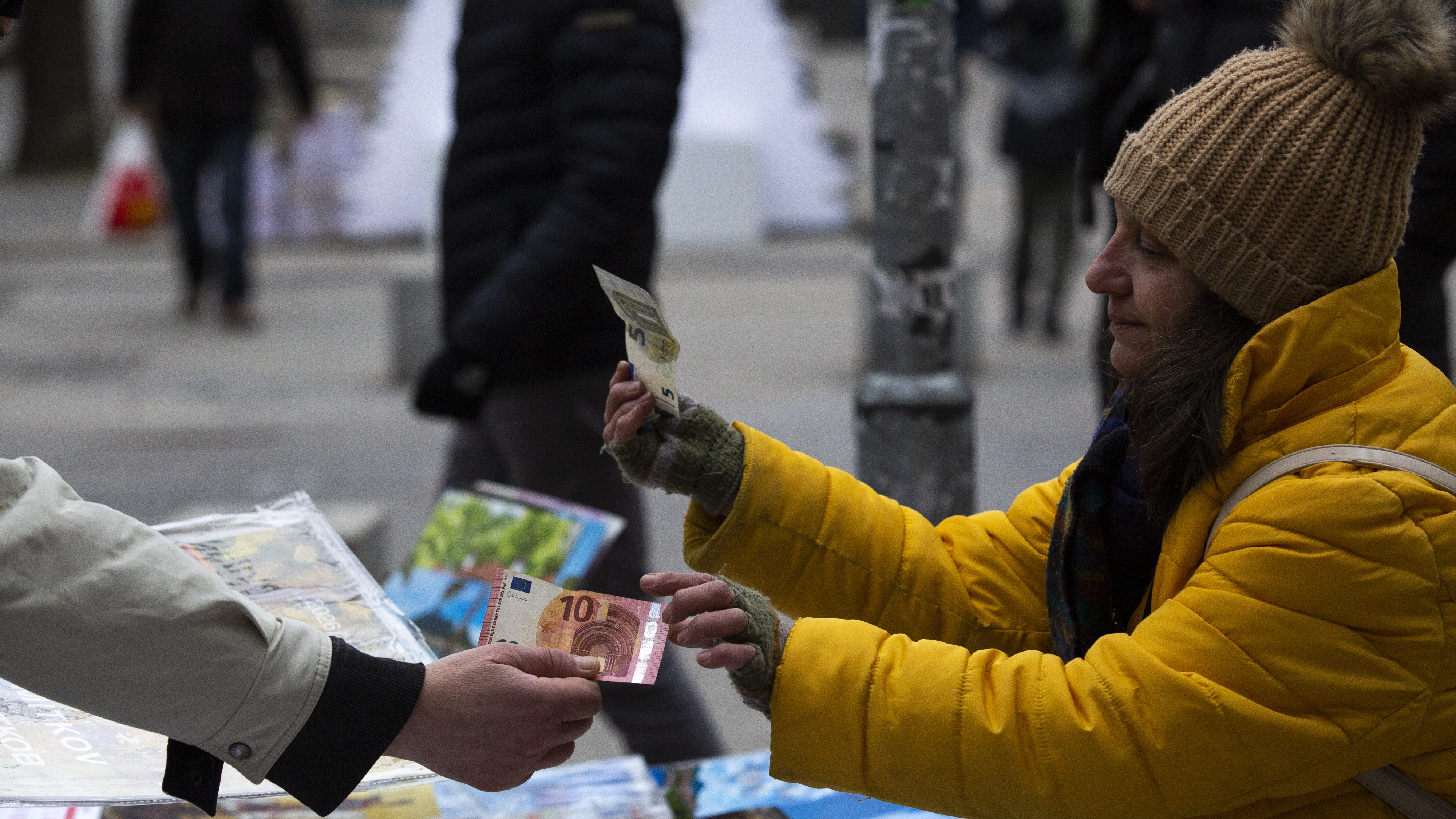 Euro doar cu buletinul în oficiile poștale din Bulgaria. Autoritățile introduc reguli stricte pentru schimburile de leva