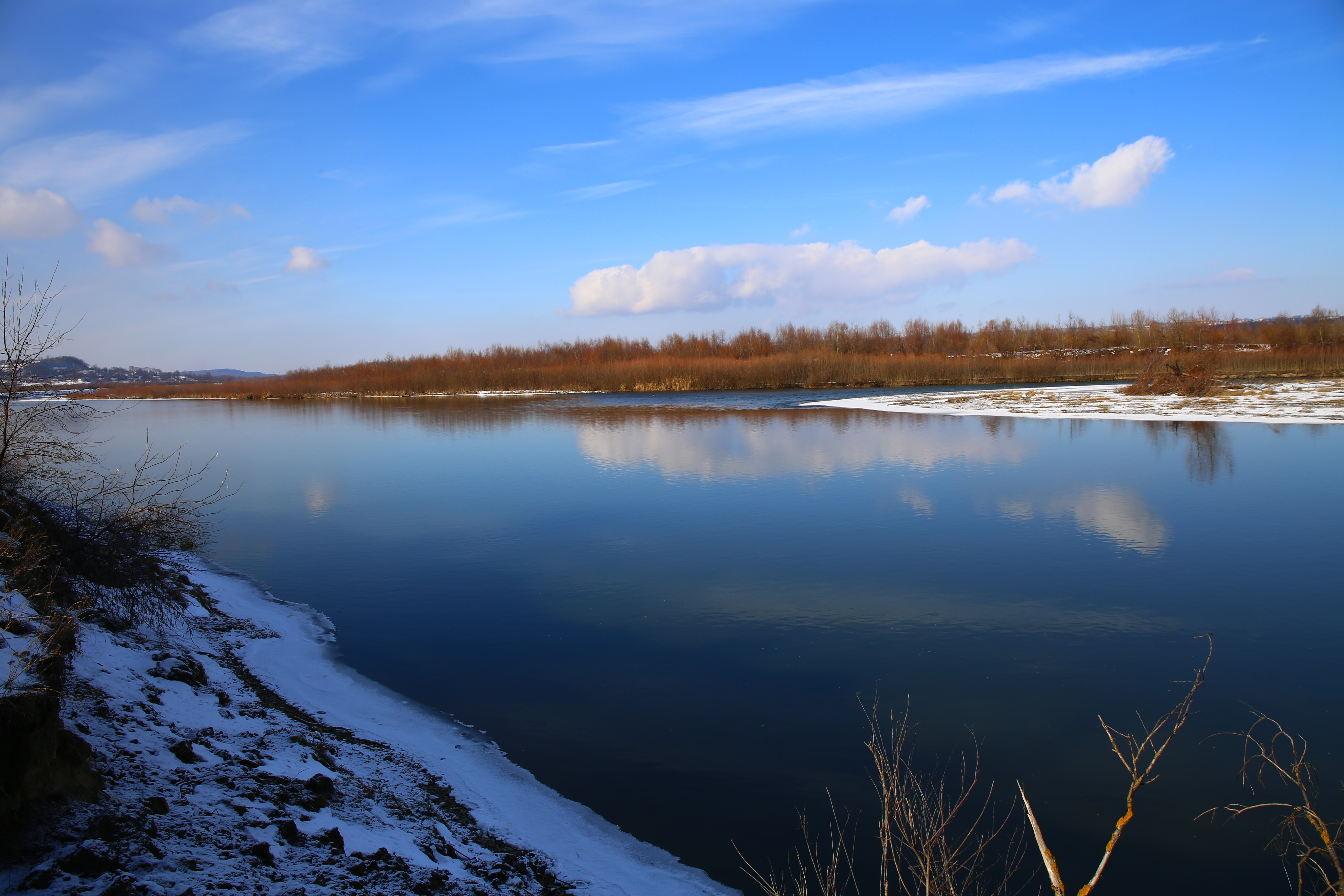 Un ucrainean a fost găsit în șoc hipotermic, după ce a trecut ilegal frontiera prin apele râului Prut: „Era epuizat”