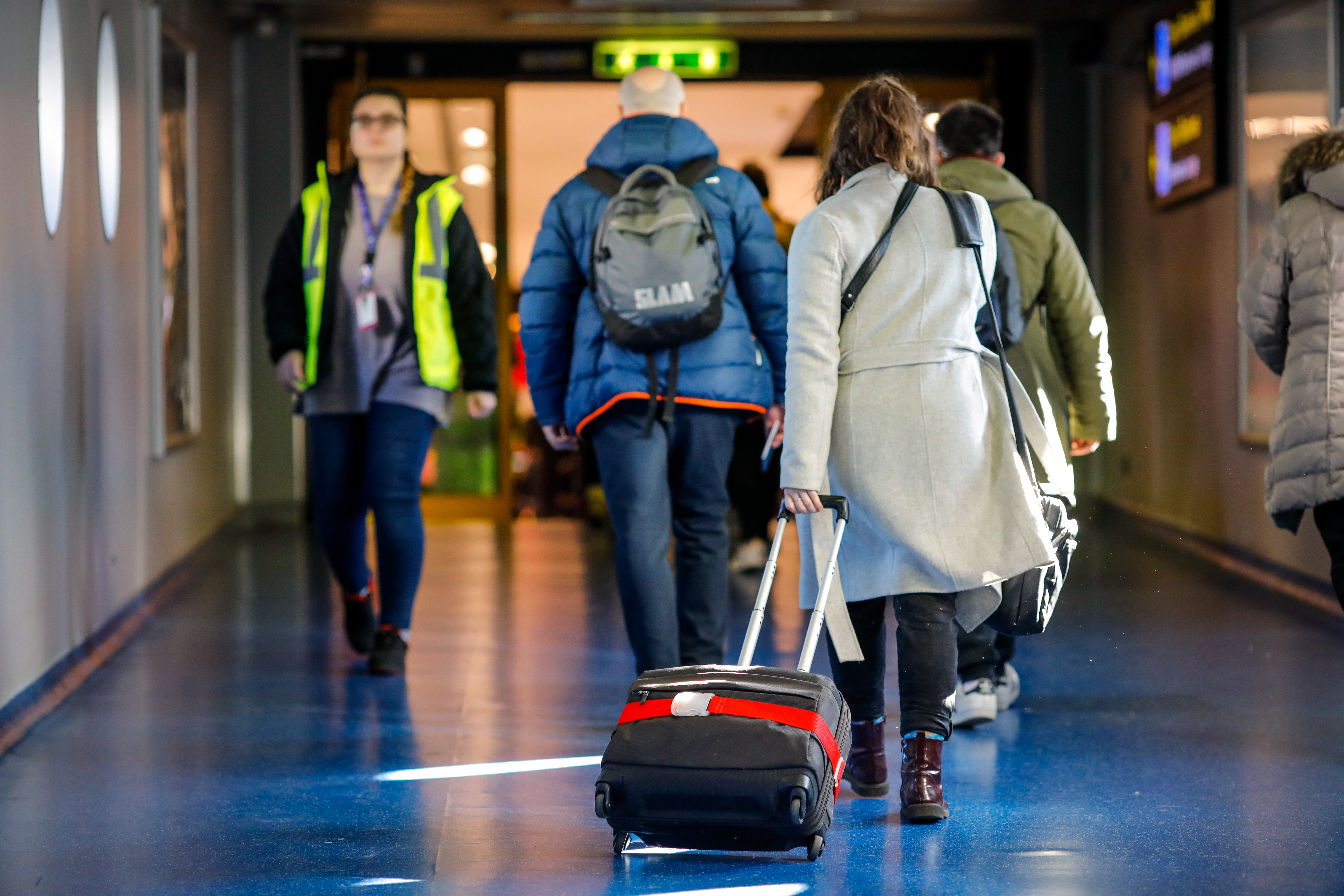 Obiecte de trei milioane de euro descoperite de polițiști pe Aeroportul din Otopeni. Ce ascundeau două femei în bagaje