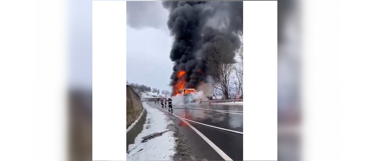 Momente de panică în județul Mureș. Un autocar în care erau aproape 50 de oameni a luat foc