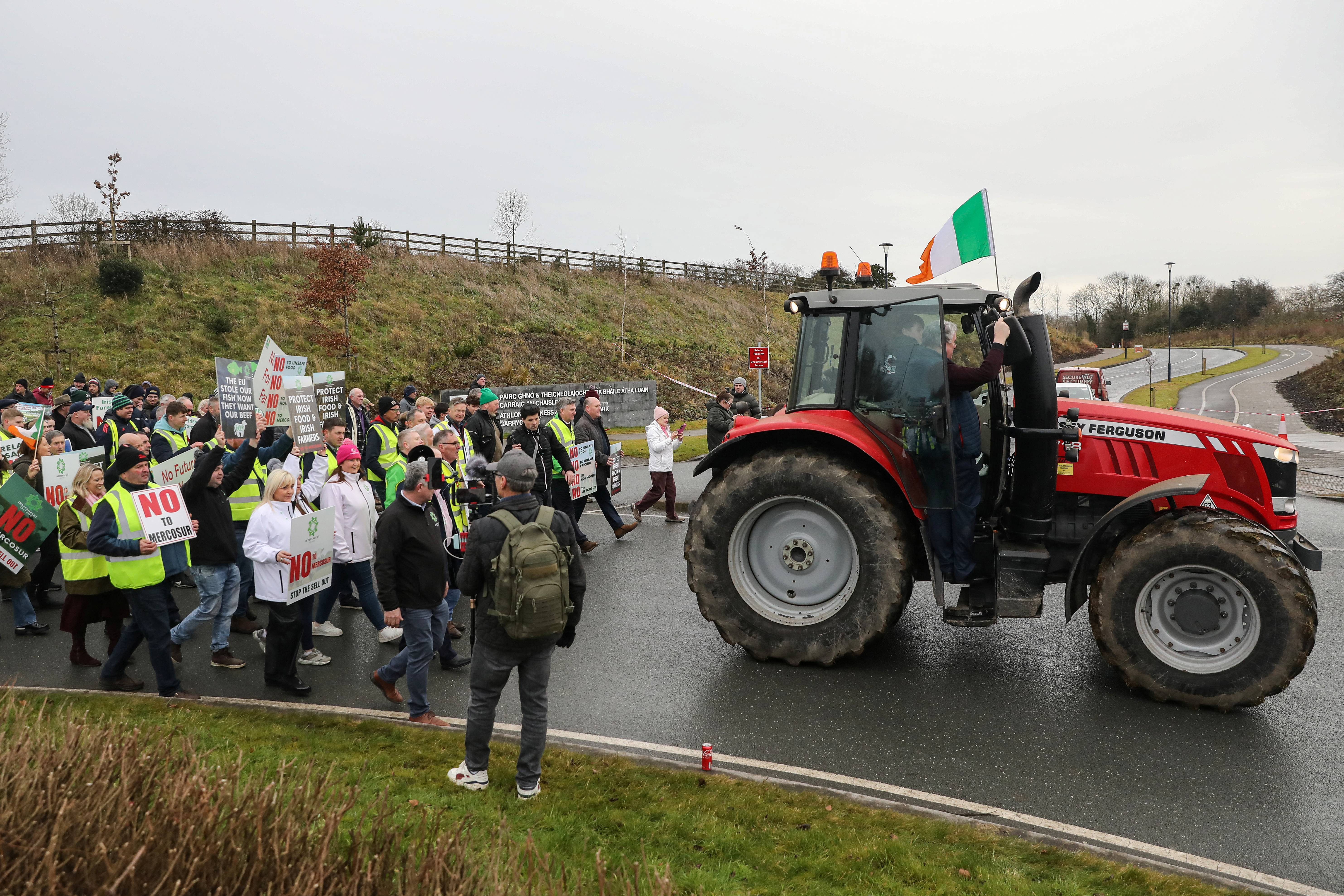 Mii de fermieri irlandezi protestează împotriva acordului UE–Mercosur. Agricultorii se tem de importuri mai ieftine