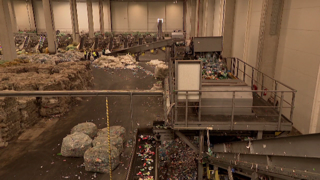 Producătorii de băuturi ar putea fi obligați să folosească materiale reciclate. Noile măsuri vizează sticla și metalul