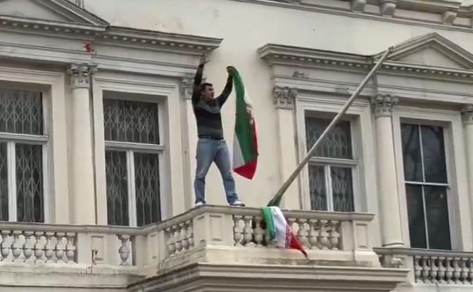Drapelul Republicii Islamice Iran a fost înlocuit temporar la Londra. Un manifestant a arborat steagul fostei monarhii VIDEO