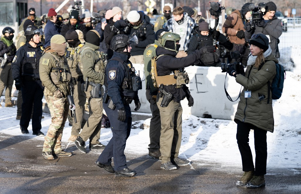 Proteste la Minneapolis după moartea unei femei împușcate de un agent ICE. Poliția a reținut zeci de manifestanți