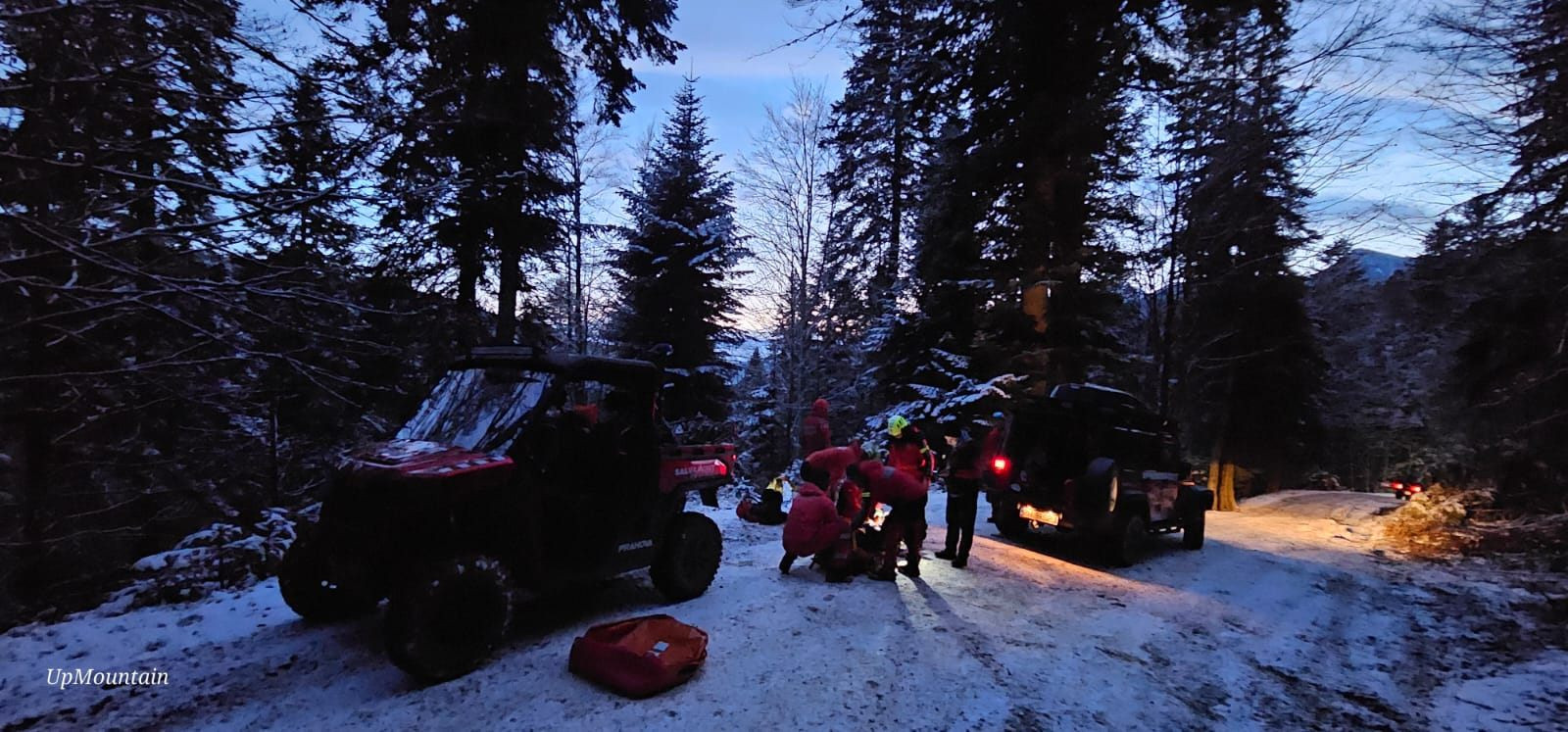 Turist prăbușit 70 de metri într-o râpă, cu ATV-ul. Salvamontiștii l-au dus până la ambulanță