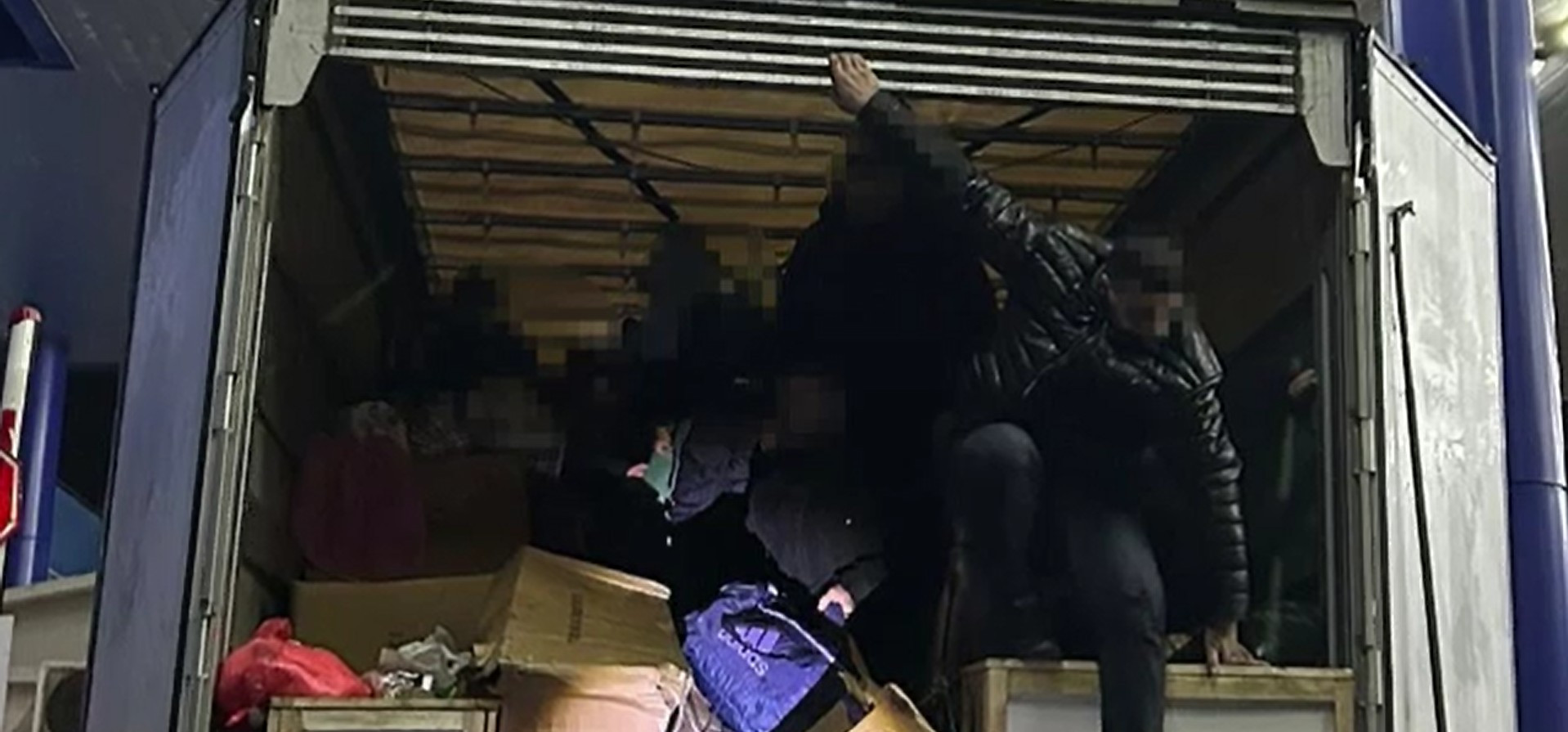 Descoperire făcută de autoritățile române și bulgare. Peste 20 de migranți ascunși într-un camion la Calafat