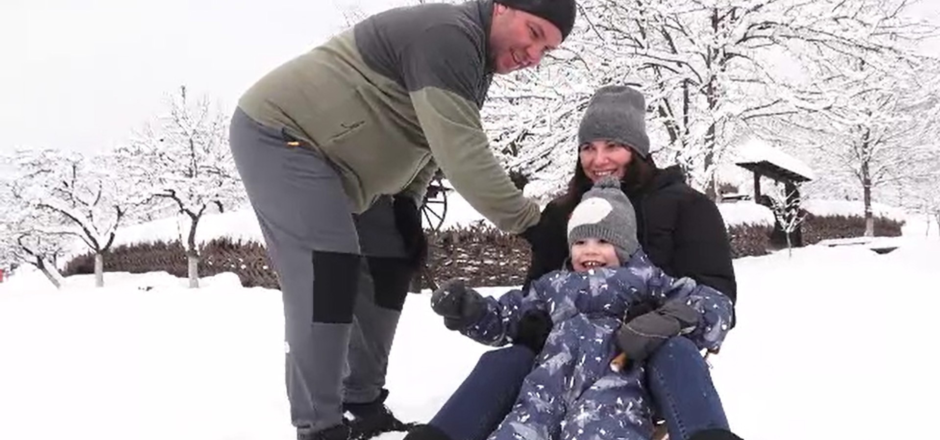 Copiii și părinții la joacă în zăpadă, în curtea Muzeului Satului din Baia Mare: „Am încercat să aducem atmosfera de demult”