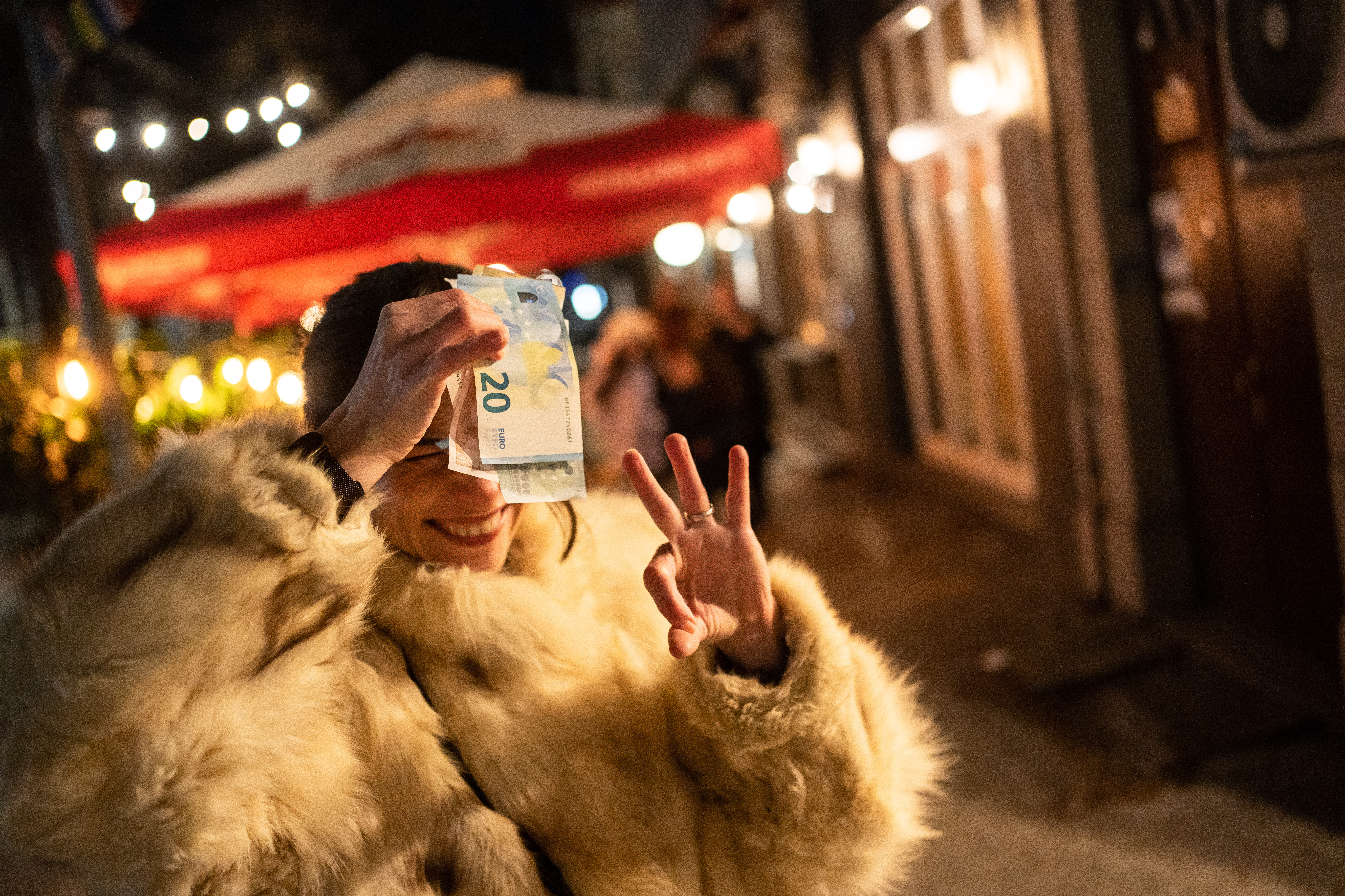 Aproape jumătate din leva au fost deja retrași din circulație în Bulgaria. Peste trei miliarde de euro au intrat pe piață