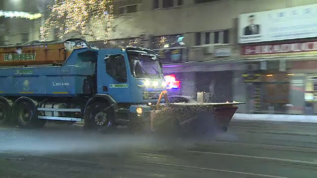 Ninsoare în București. Șoferii s-au confruntat cu probleme în trafic chiar daca s-a deszăpezit. „Exagerat de prost”