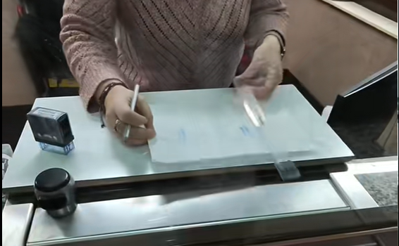 Protest inedit la Finanțe. „Ați făcut-o intenționat”. Cum a plătit un sucevean dările la stat. „Ăștia nu-s tot bani?” VIDEO