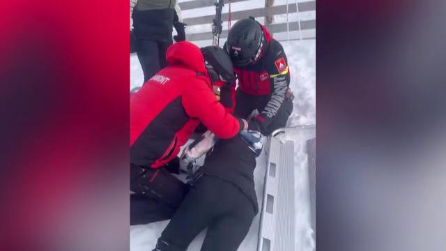 O turistă din Timișoara a suferit un accident groaznic, fracturându-și coloana. Intervenții în lanț ale salvamontiștilor