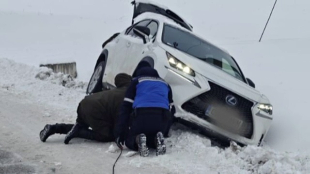 Ninsorile abundente au făcut probleme pe șoselele din țară. În București au fost 84 de accidente în doar 24 de ore