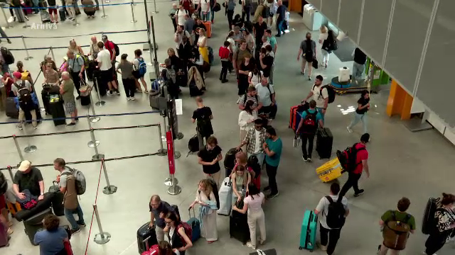 Un proiect de lege obligă instituțiile să ofere apă gratuit. Apa de băut costă până la 20 de lei în aeroporturi și gări