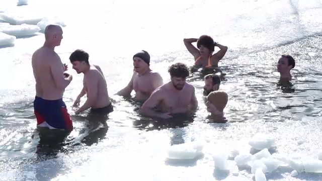 Ninsorile au scos oamenii din casă, la diferite activități. O femeie a făcut baie la copcă 24 de minute, la -7 grade