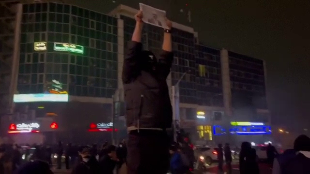 „E ca o zonă de război, străzile sunt pline de sânge”. Regimul de la Teheran reprimă brutal protestele: Peste 500 de morți