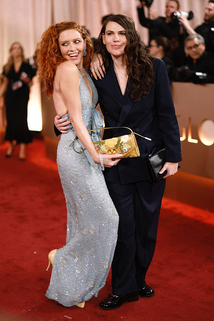 FOTO. Unele vedete de la Hollywood au protestat față de agenții ICE la Globurile de Aur 2026. Cum a apărut Ariana Grande