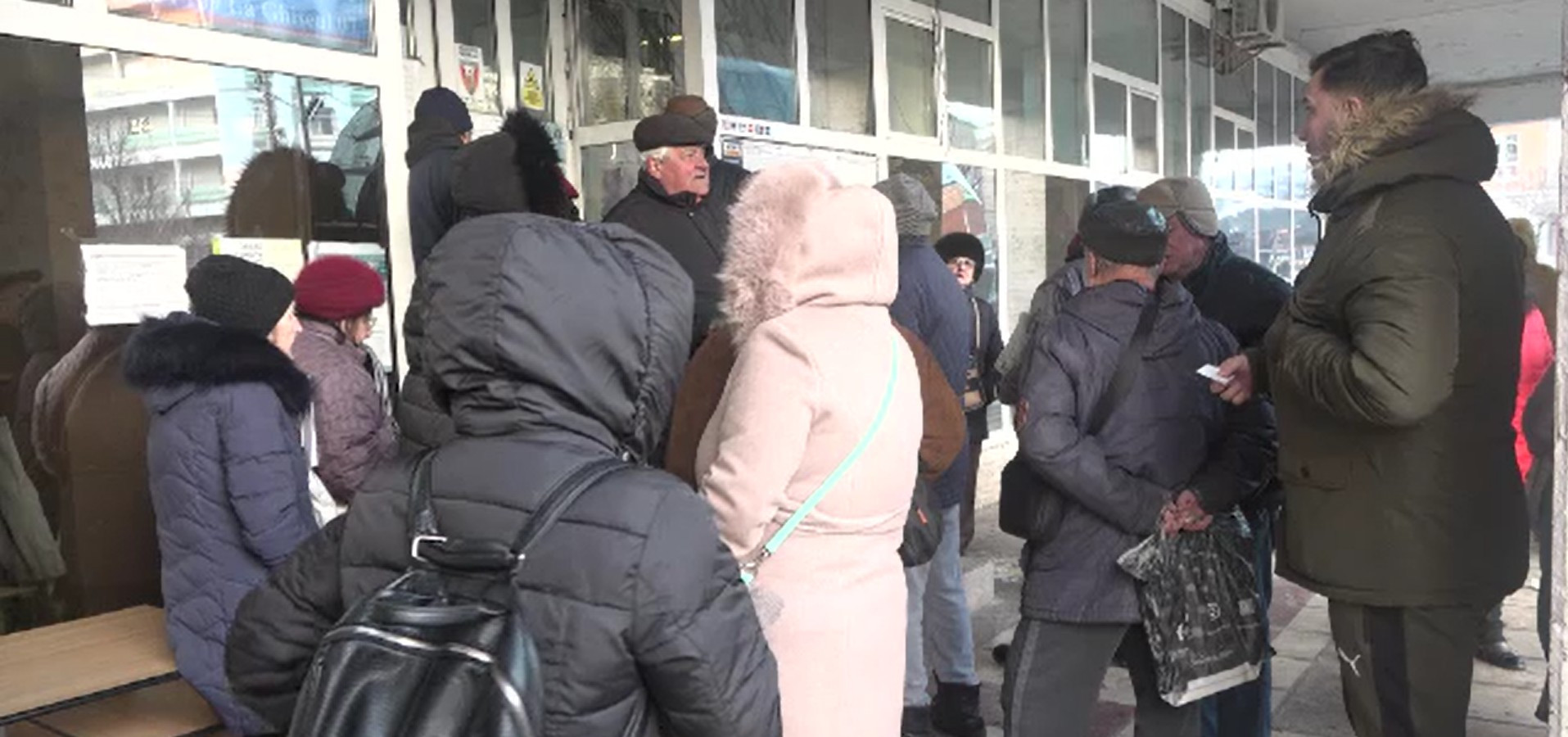 Cozi pentru plata impozitelor majorate, la -10 grade. Contribuabilii au ajuns cu trei ore înainte de deschiderea ghișeelor