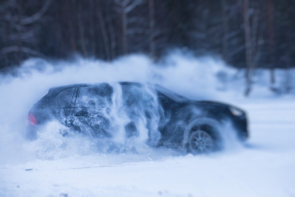 Drifturile pe zăpadă au lăsat nouă șoferi fără permis în Prahova. Ce amenzi au primit pentru manevre interzise în trafic