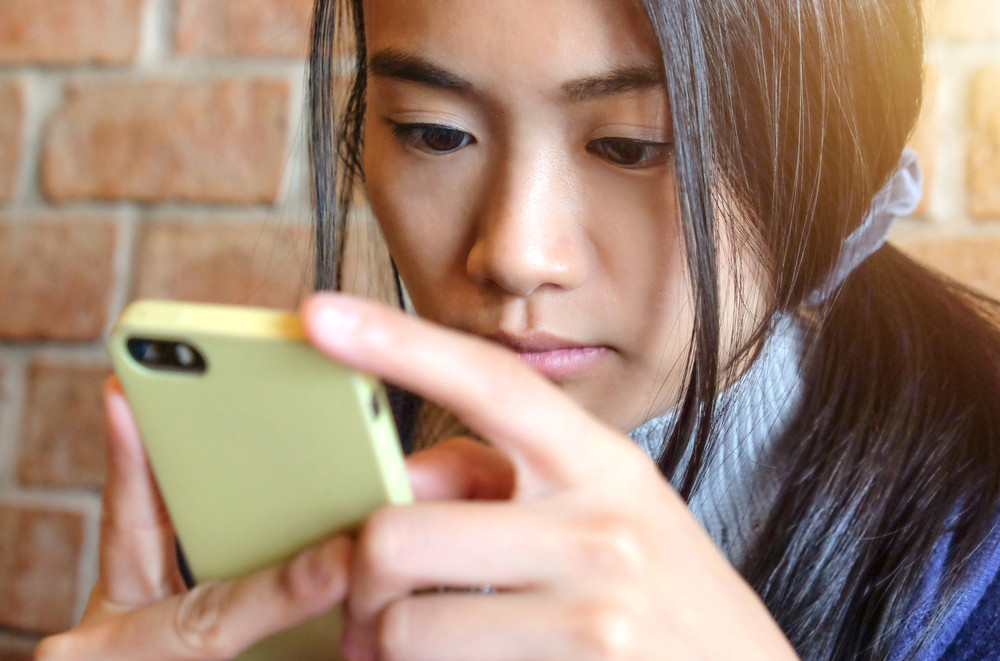 „Ești mort?” Aplicația virală în China care se adresează tinerilor care locuiesc singuri