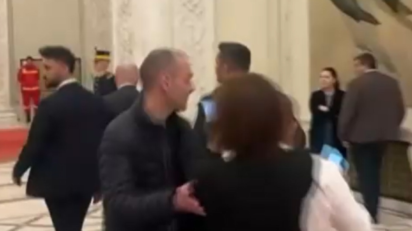 Ofiţerul de presă care a agresat un jurnalist a fost pedepsit, oficial, la finalul unei anchete. Decizia luată