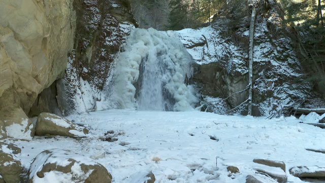 Cascada Toplița, transformată într-un mic regat de gheață de gerul năprasnic. VIDEO