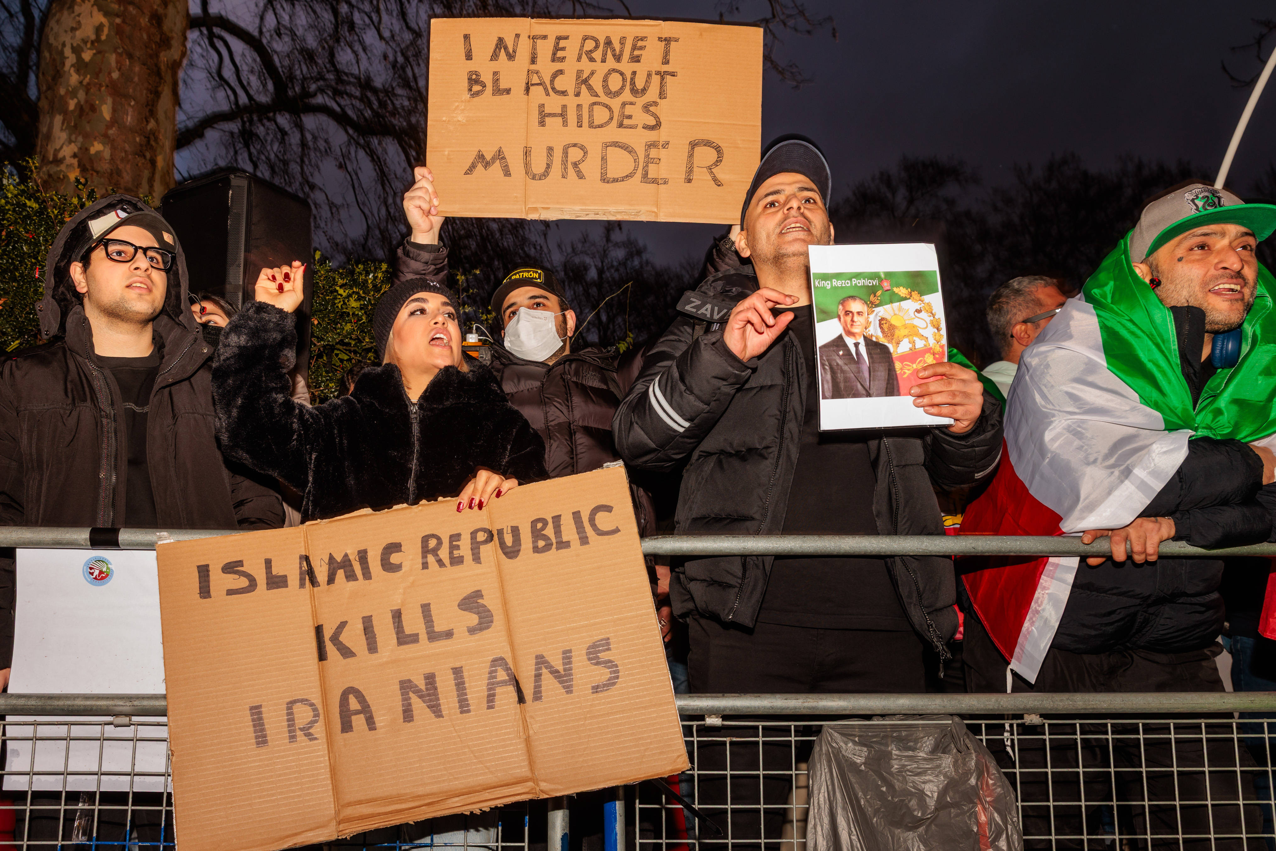 Cum a ajuns rialul să aprindă butoiul de pulbere iranian. Republica Islamică e mai slabă ca oricând și există doar 3 scenarii