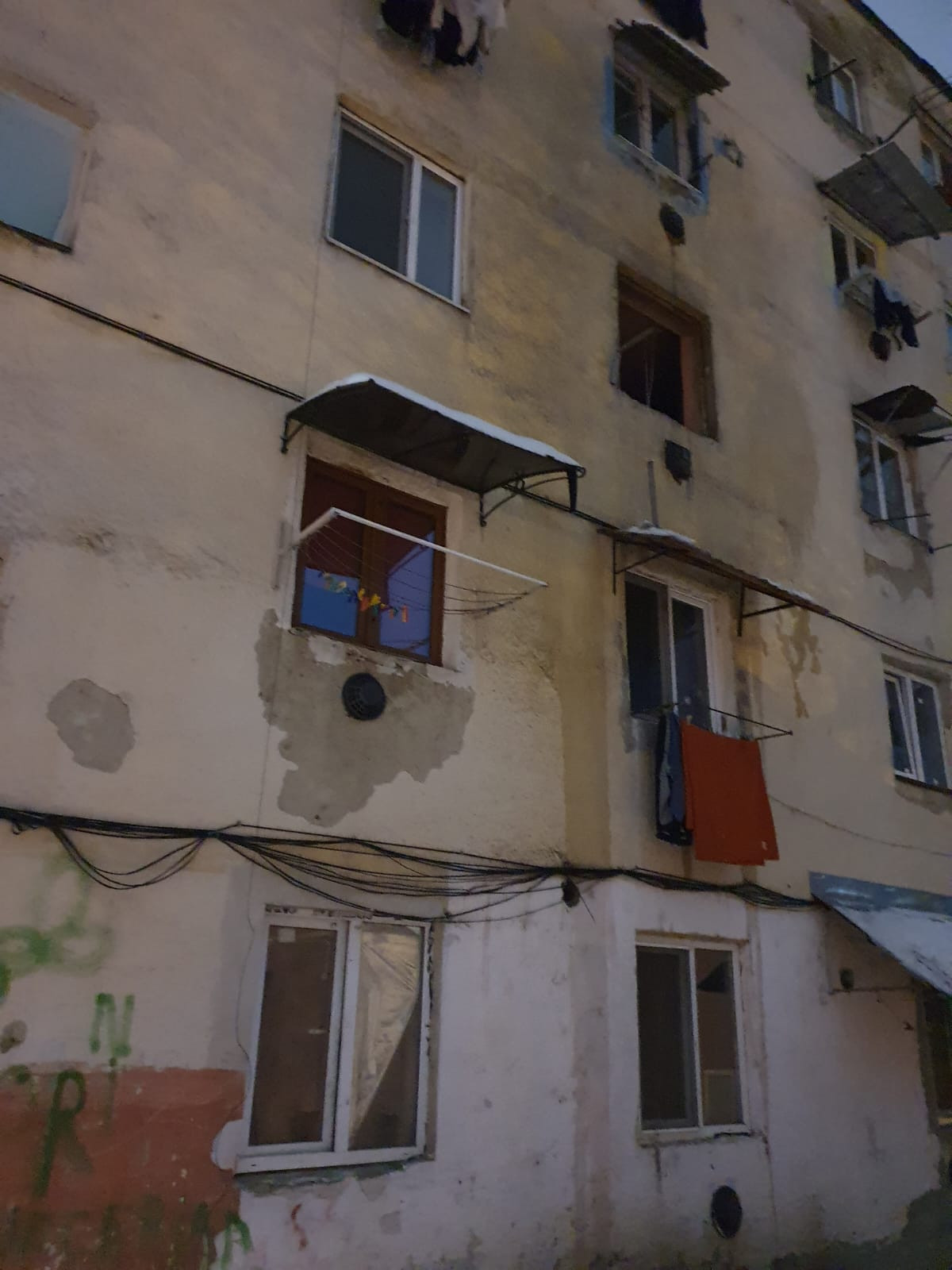 Explozie urmată de incendiu într-un bloc de locuinţe din Zalău. A fost activat Planul Roşu