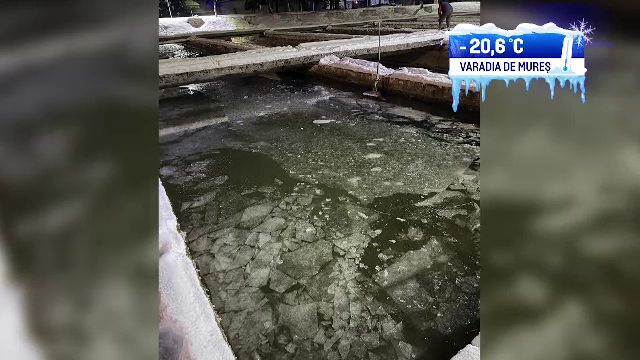 Râurile și cascadele din România au înghețat. Cea mai geroasă noapte a anului a continuat să facă victime