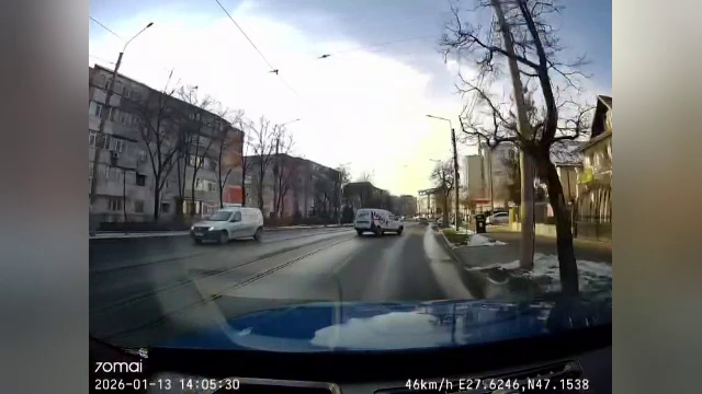 Un șofer din Iași a rămas fără permis după o manevră periculoasă pe linia de tramvai. A fost filmat cu o cameră de bord